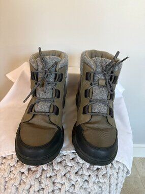 Sorel Olive Gray Lace-Up Women's Winter Boot with Red Sole Size 8.5